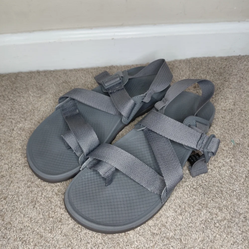 Chaco Men Size 9M Gray Strappy Sandals